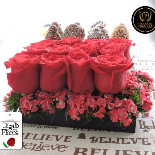 Caja de rosas con fresas de chocolate