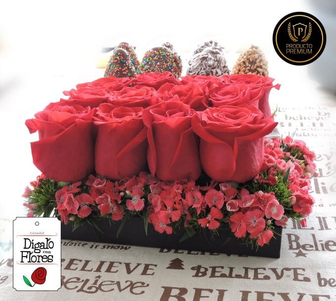 Caja de rosas con fresas de chocolate