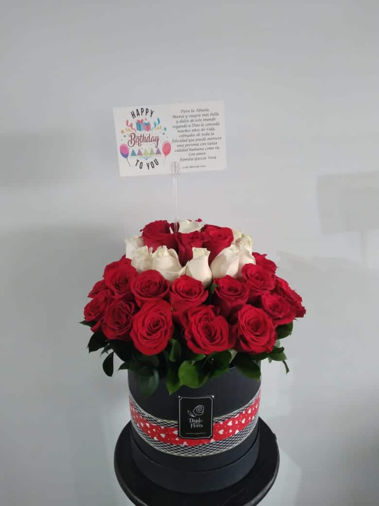 Arreglo de rosas rojas y blancas - Digalo Con Flores